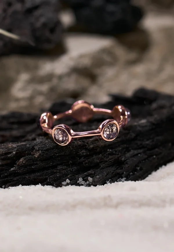 Anello Essenza Rutilato Nero in Argento 925 con Pietra Naturale